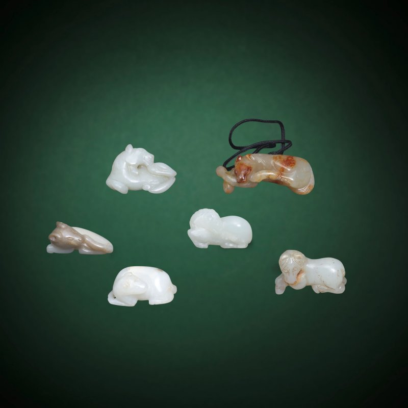 十七至十九世紀 玉雕馬四件及玉雕獾兩件 | A JADE GROUP OF FOUR HORSES AND TWO BADGERS