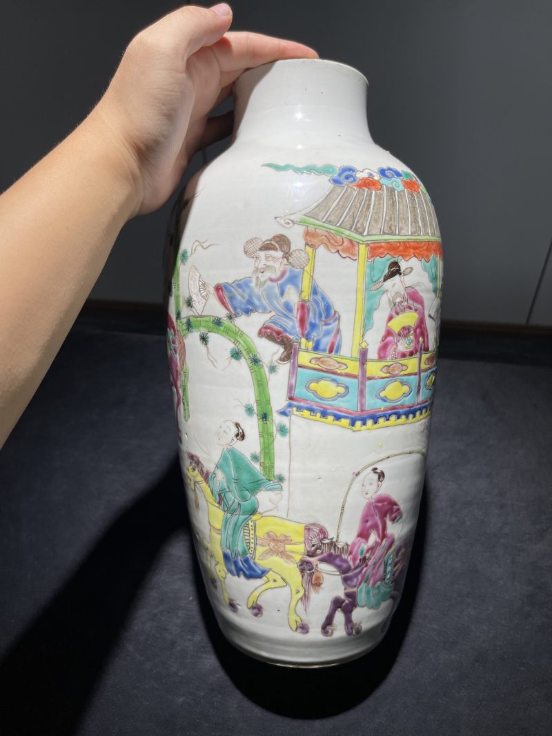 清雍正 粉彩人物瓶两件 - 图3