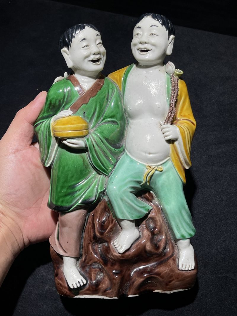 清早期 素三彩和合二仙瓷塑 - 图2