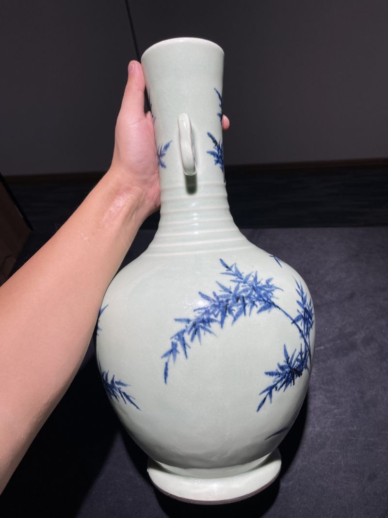 清乾隆 唐英风格豆青地青花釉里红竹石纹七旋瓶 - 图7