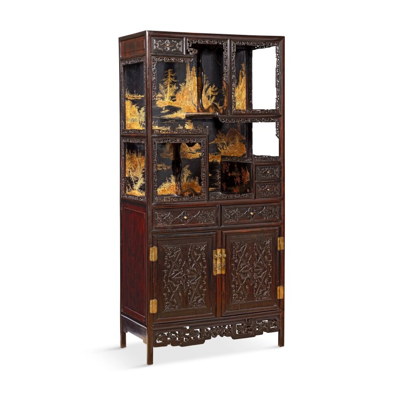 清乾隆/嘉慶 紫檀拼硬木髹金漆山水圖亮格櫃一對 | A MAGNIFICENT AND RARE PAIR OF GILT-LACQUERED ZITAN AND HARDWOOD DISPLAY CABINETS, DUOBAO'GE - 图16