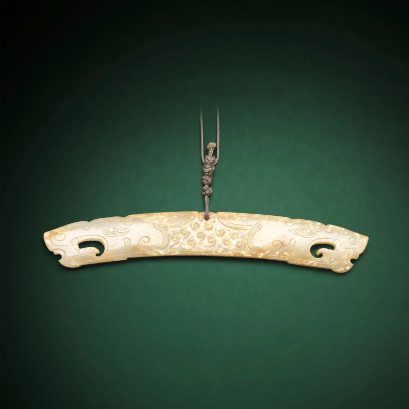 東周 青玉龍紋璜 | A RARE PALE GREEN JADE PLAQUE, HUANG - 图1