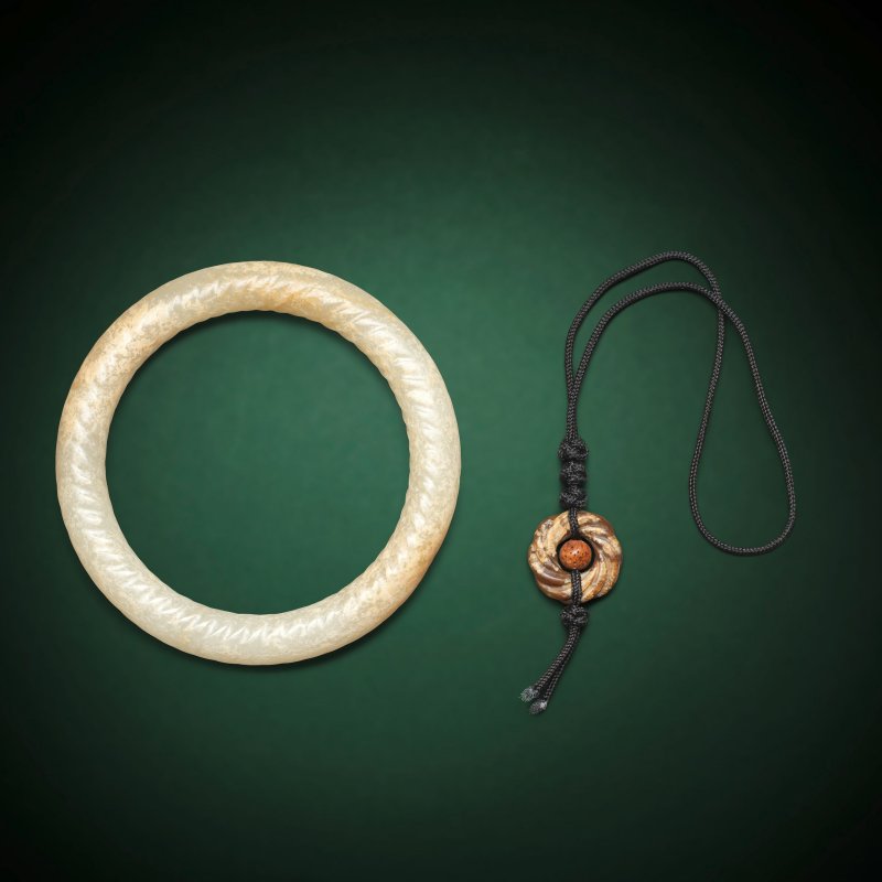 東周 絞絲玉環及玉飾 一組兩件 | A JADE 'ROPE-TWIST' RING AND A SMALL JADE 'ROPE-TWIST' DISC - 图1