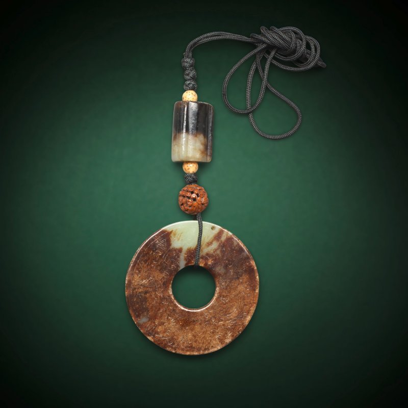 清或更早 仿古龍鳳紋青褐玉璧 | AN ARCHAISTIC GREEN AND CHESTNUT BROWN JADE DISC, BI - 图3