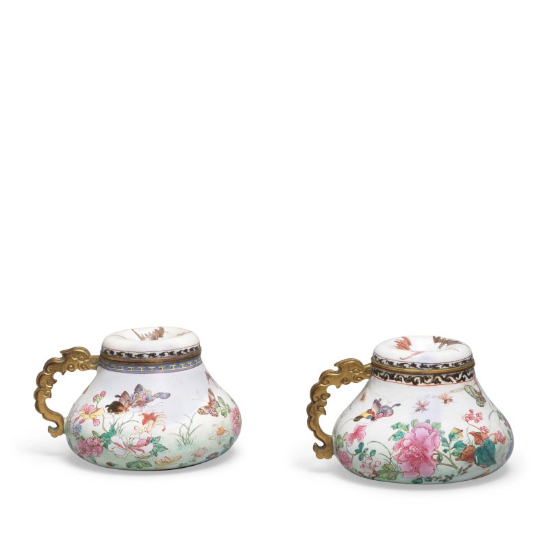 清雍正 銅胎畫琺瑯蝴蝶花卉紋墨水蓋瓶一對 | A PAIR OF GILT-BRONZE AND PAINTED ENAMEL INKWELLS AND COVERS