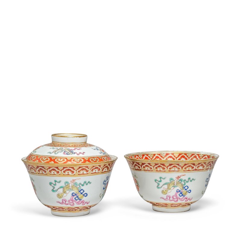 清嘉慶 粉彩八吉祥紋盌一對及蓋一件 | A PAIR OF FAMILLE ROSE 'BUDDHIST EMBLEMS' BOWLS AND A COVER - 图4