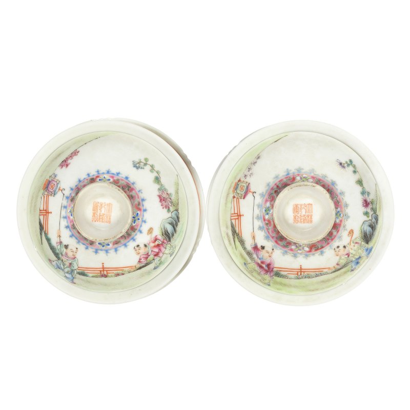 民國 粉彩童子紋蓋盌及座一對 | A PAIR OF FAMILLE ROSE 'BOYS' TEA BOWLS, COVERS AND STANDS - 图2
