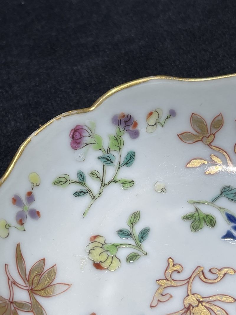 清道光 粉彩描金花卉纹花口盘一对 - 图6