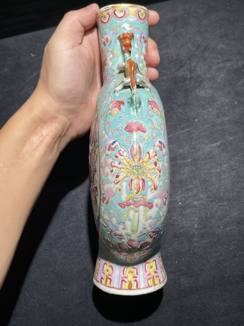 清同治 粉彩花卉开光花鸟人物纹抱月瓶一对 - 图4