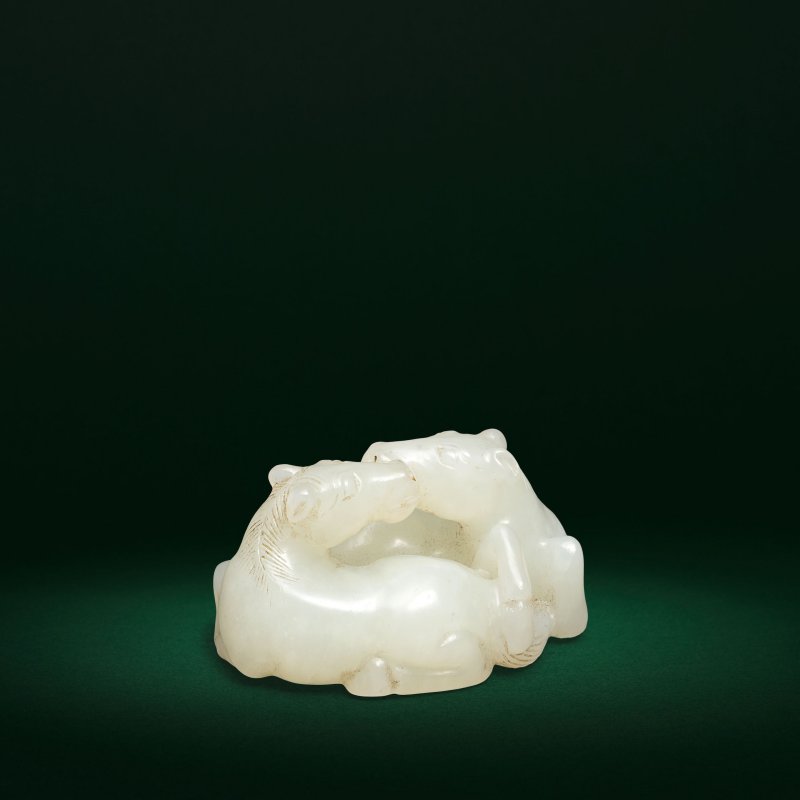 十八世紀 白玉雙馬擺件 | A VERY PALE GREEN JADE CARVING OF TWO HORSES - 图3