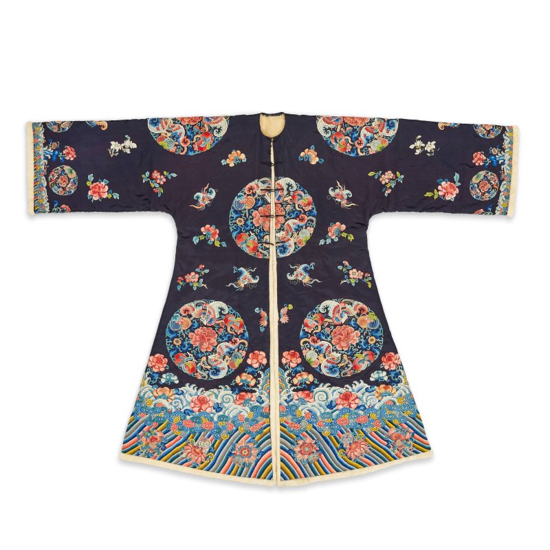 十九世紀 石青地打籽綉團花紋皮吉服褂 | A FUR-LINED MIDNIGHT-BLUE-GROUND SILK EMBROIDERED SURCOAT, JIFU GUA