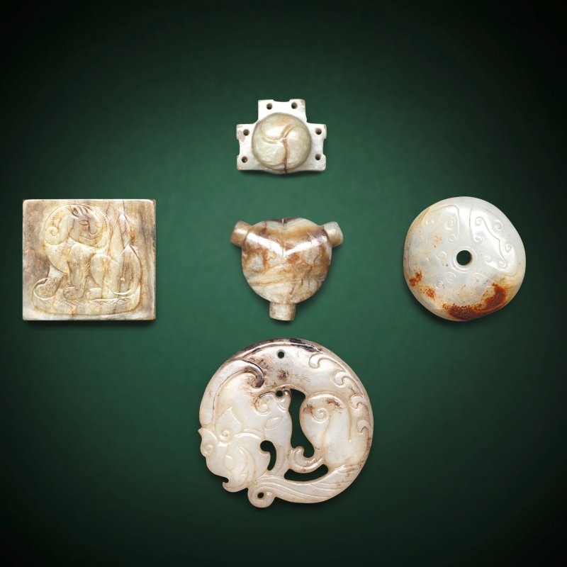 或唐及更晚 玉劍飾兩件、仿古紋玉璧、螭龍紋珮及佛獅紋牌 | TWO FITTINGS, AN ARCHAISTIC BI, A 'CHILONG' PENDANT AND A 'LION' PLAQUE