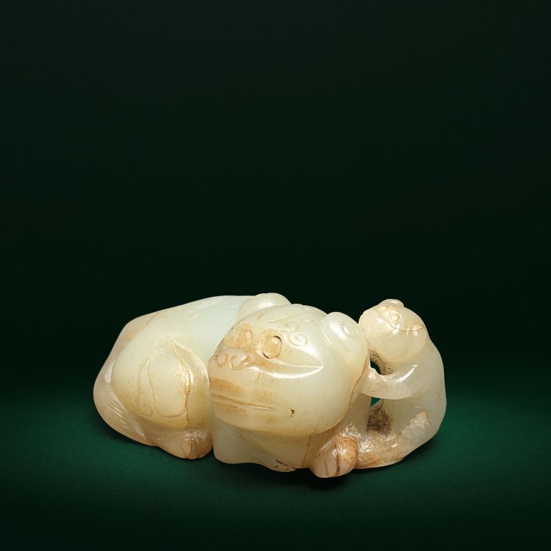 明 青玉帶皮太師少師擺件 | A PALE GREEN AND RUSSET JADE CARVING OF LION AND CUB - 图2
