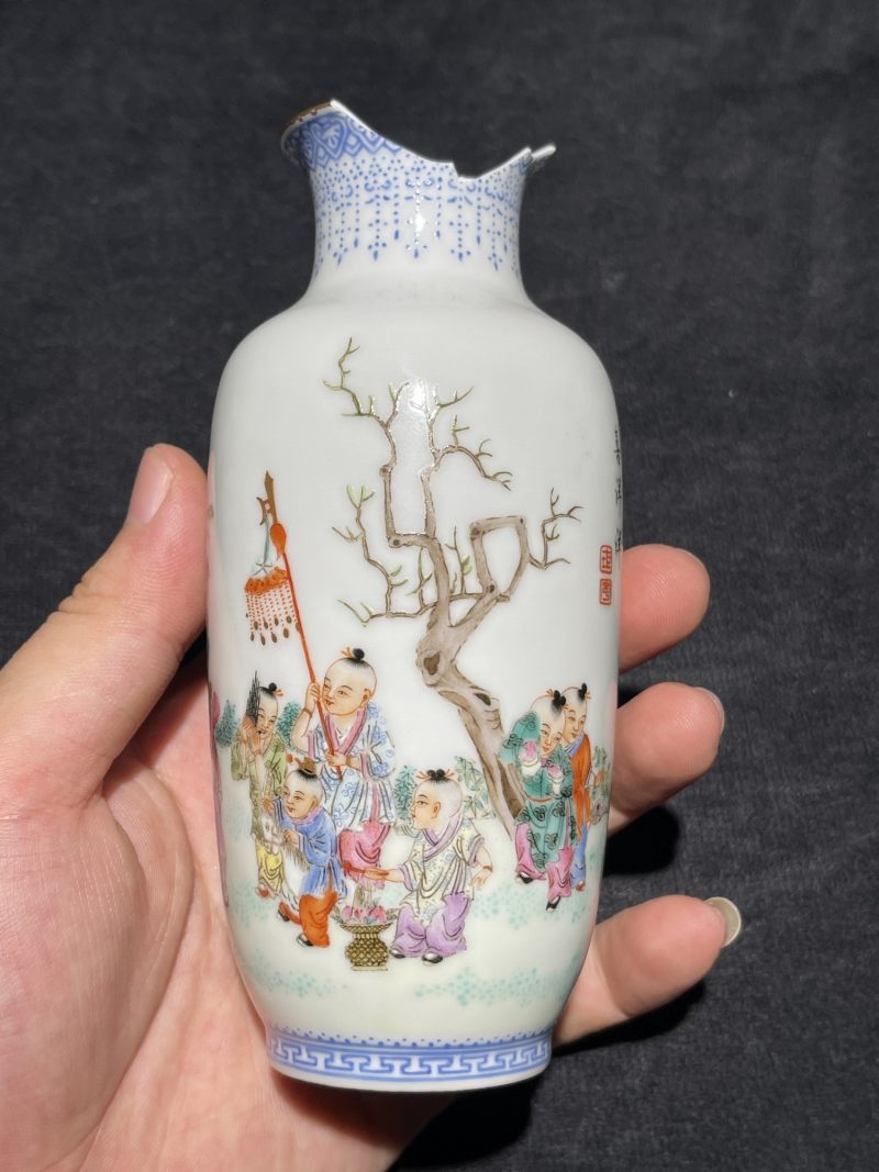 民国 粉彩婴戏纹小瓶 - 图3