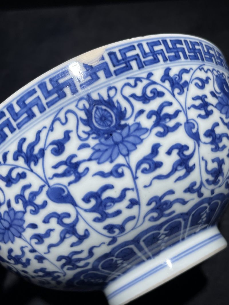 清雍正 青花莲托八宝纹大碗 - 图4