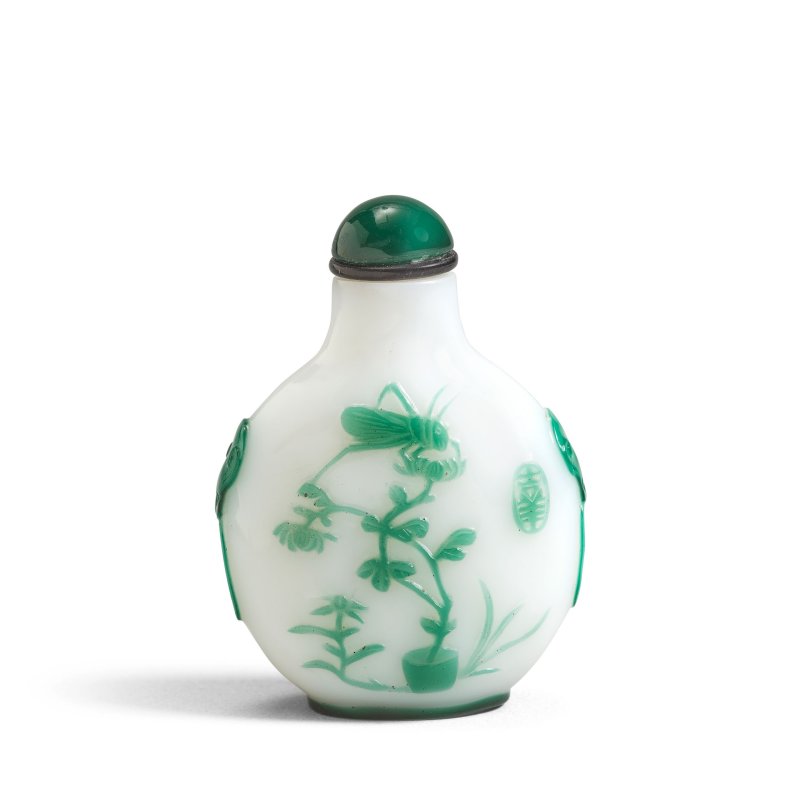 一八四零至一八九零 李均亭(傳)　揚州作白地套綠料鼻烟壺 | A GREEN OVERLAY GLASS SNUFF BOTTLE