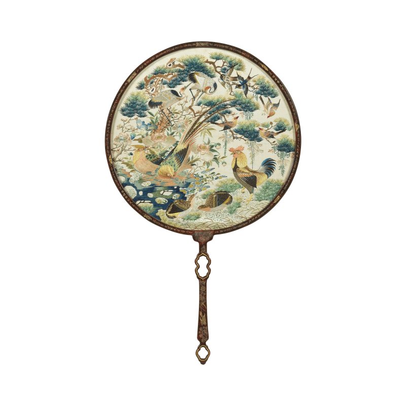 清晚期 緞綉百鳥紋扇一對 | A PAIR OF SILK EMBROIDERED 'HUNDRED BIRDS' FANS - 图5