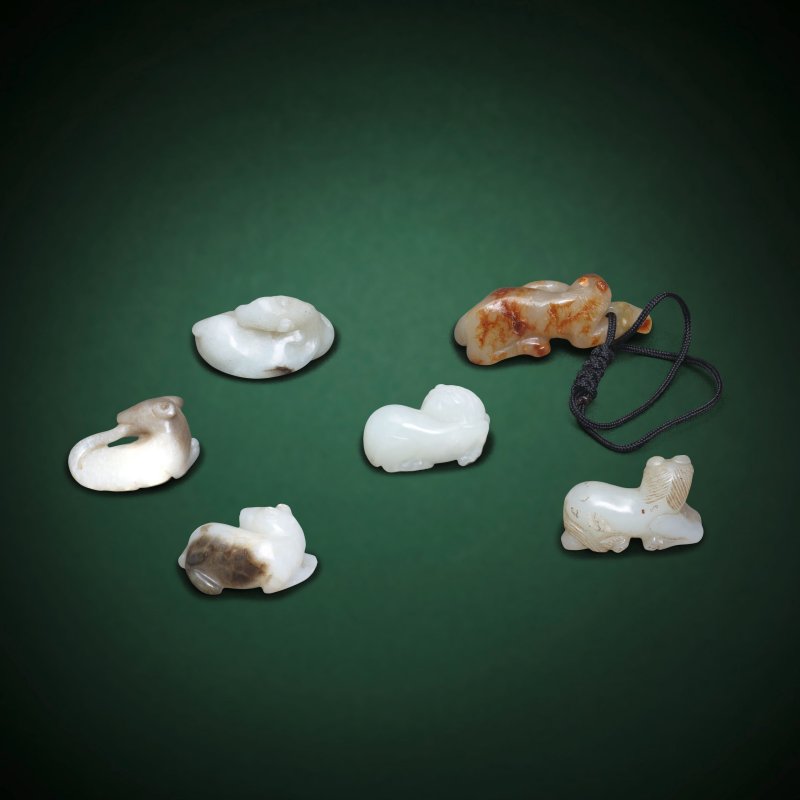 十七至十九世紀 玉雕馬四件及玉雕獾兩件 | A JADE GROUP OF FOUR HORSES AND TWO BADGERS - 图2