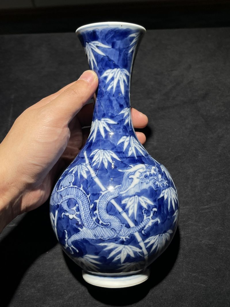 清晚期 青花留白龙纹小赏瓶 - 图3