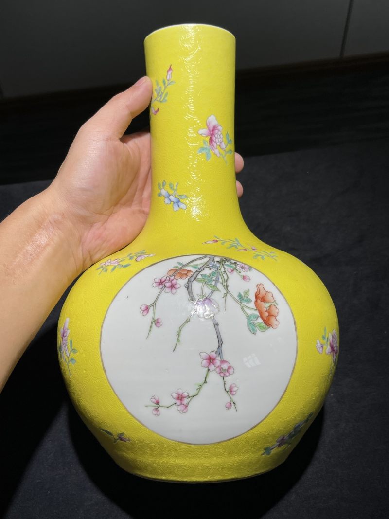 民国 黄地轧道粉彩开光花卉纹天球瓶一对 - 图11