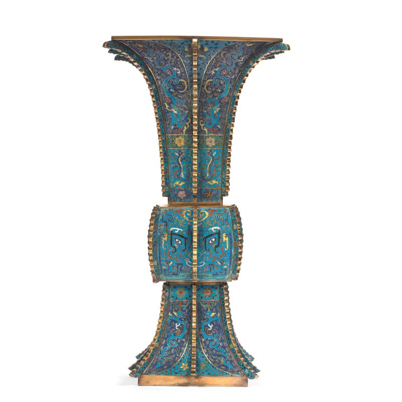清康熙 銅胎掐絲琺瑯饕餮紋出戟方觚 | A LARGE GILT-BRONZE AND CLOISONNÉ ENAMEL VASE, FANGGU - 图2