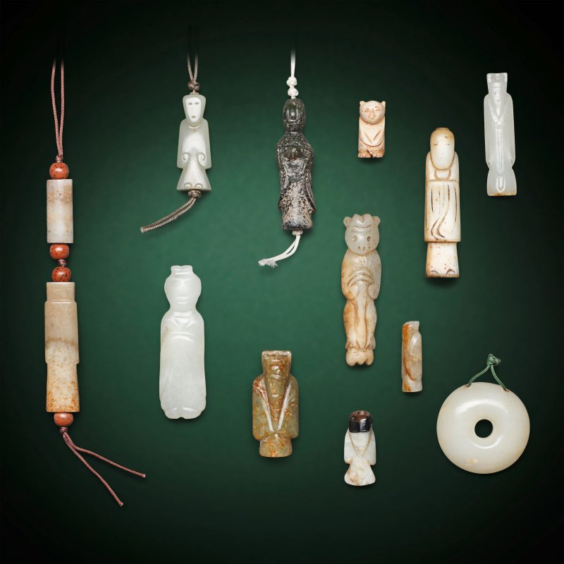 或漢及更晚 玉雕人物及玉璧一組十一件 | A GROUP OF ELEVEN JADE FIGURAL PENDANTS AND A JADE DISC - 图1