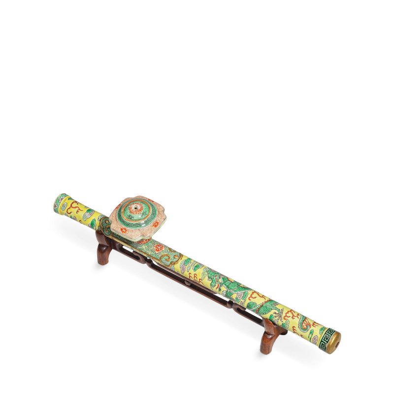 十九世紀 素三彩龍紋煙槍 | A FAMILLE VERTE YELLOW-GROUND 'DRAGON' OPIUM PIPE - 图1