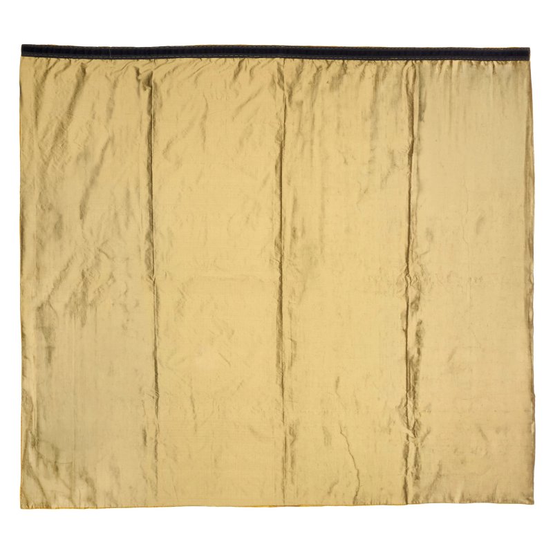 清乾隆/嘉慶 黃地人物花卉紋綉屏 | A LARGE YELLOW-GROUND EMBROIDERED SILK PANEL - 图2