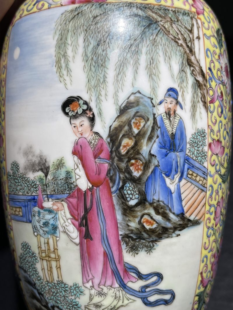 50年代 粉彩开窗侍女人物纹瓶一对 - 图4