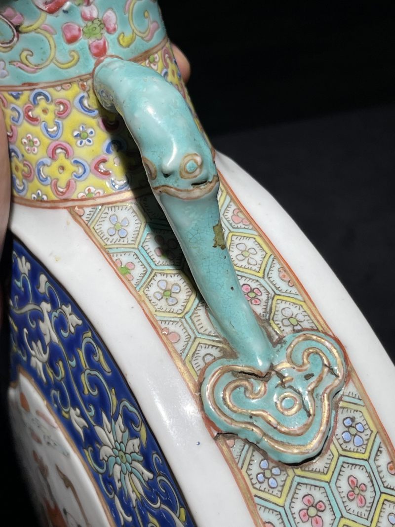 清光绪 粉彩花卉开窗人物纹抱月瓶 - 图7