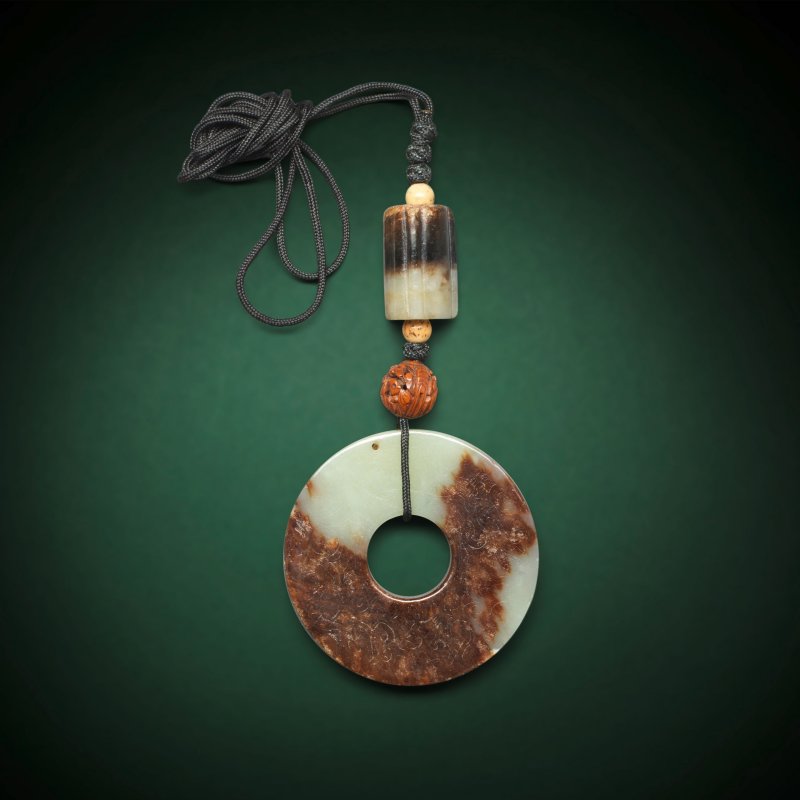 清或更早 仿古龍鳳紋青褐玉璧 | AN ARCHAISTIC GREEN AND CHESTNUT BROWN JADE DISC, BI - 图4