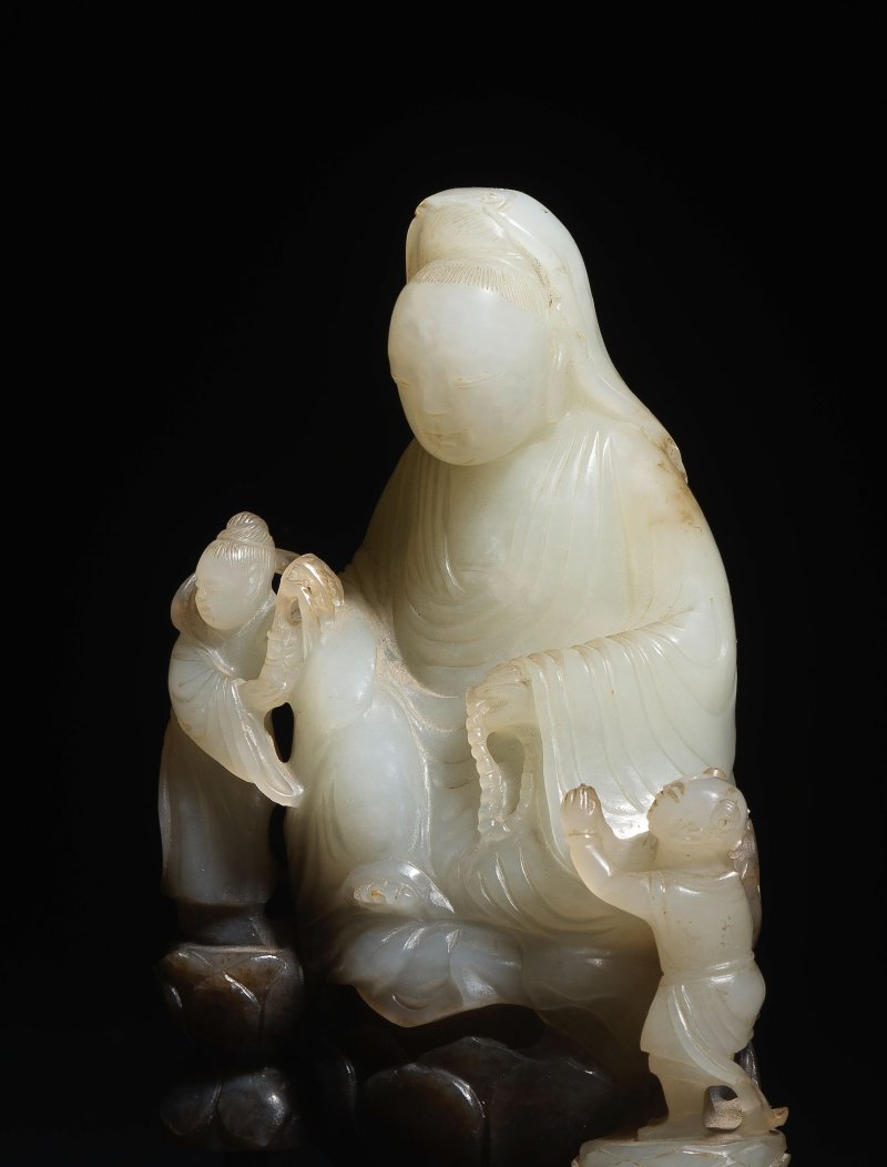 清乾隆/嘉慶 墨白玉雕觀音善財龍女像 | A RARE WHITE AND CHESTNUT JADE CARVING OF GUANYIN AND ATTENDANTS - 图2