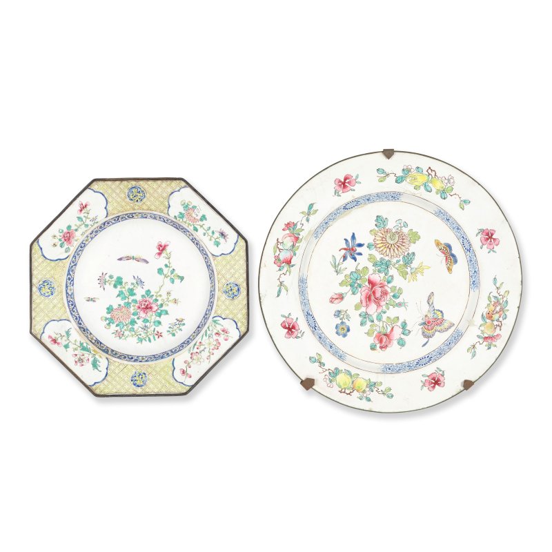 十八世紀 畫琺琅蝶戀花盤兩件 | TWO PAINTED ENAMEL 'BUTTERFLIES AND FLOWERS' DISHES - 图1