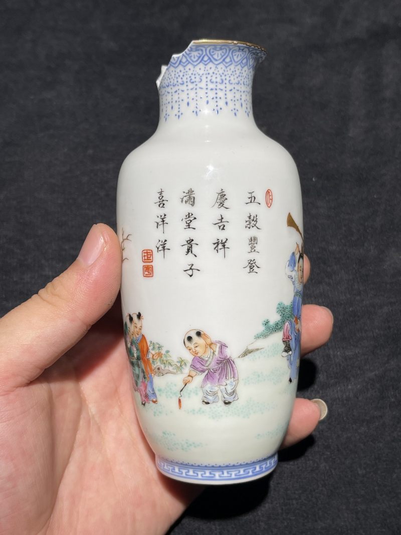 民国 粉彩婴戏纹小瓶 - 图4