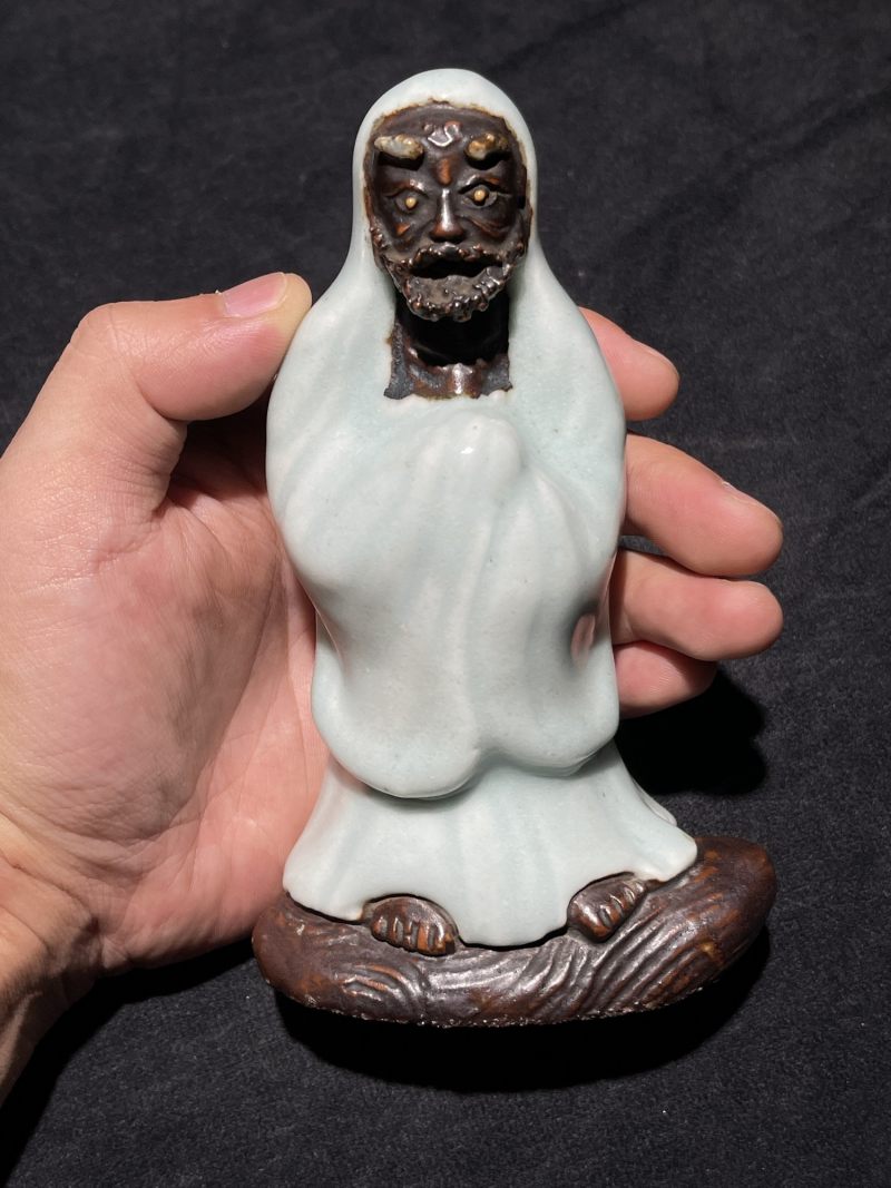清乾隆 粉青釉达摩渡江瓷塑 - 图2