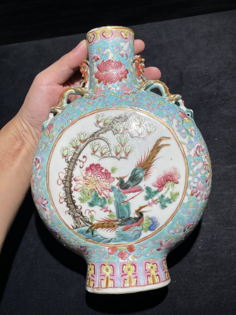 清同治 粉彩花卉开光花鸟人物纹抱月瓶一对 - 图5