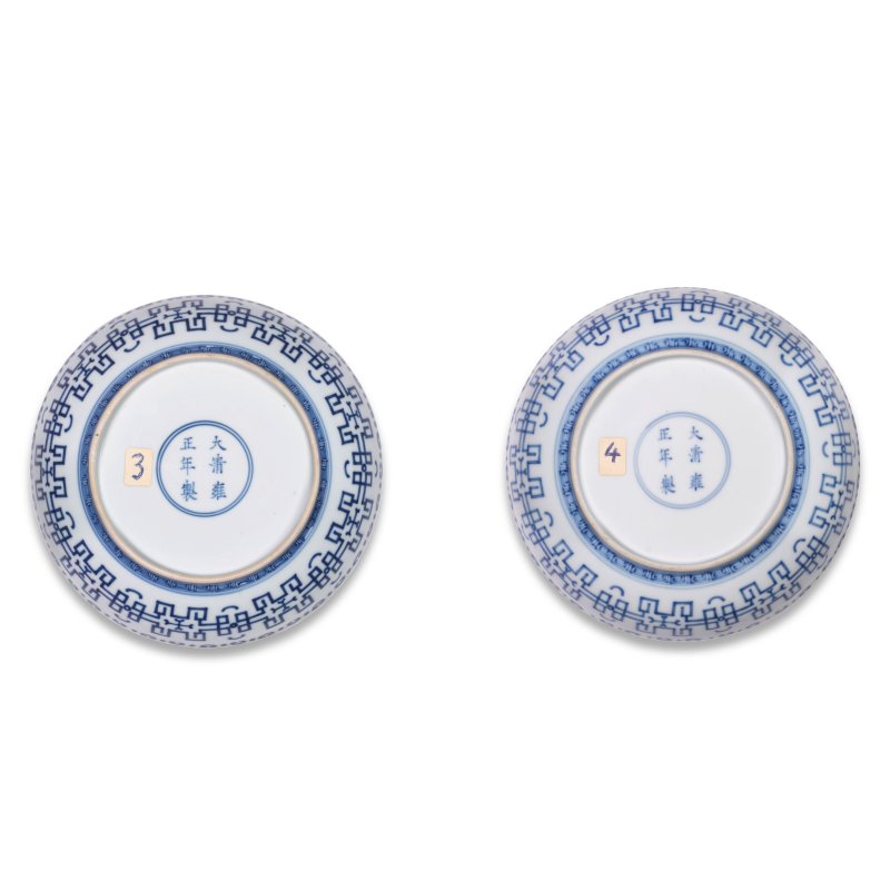 清雍正 青花方勝錦桃紋盤 一對 | A PAIR OF RARE IMPERIAL BLUE AND WHITE 'PEACHES' DISHES - 图2