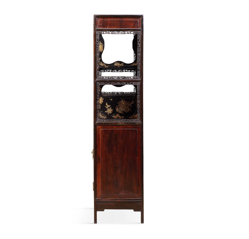 清乾隆/嘉慶 紫檀拼硬木髹金漆山水圖亮格櫃一對 | A MAGNIFICENT AND RARE PAIR OF GILT-LACQUERED ZITAN AND HARDWOOD DISPLAY CABINETS, DUOBAO'GE - 图17