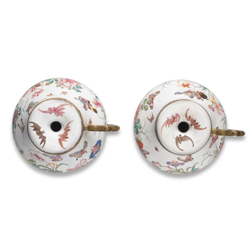 清雍正 銅胎畫琺瑯蝴蝶花卉紋墨水蓋瓶一對 | A PAIR OF GILT-BRONZE AND PAINTED ENAMEL INKWELLS AND COVERS - 图2