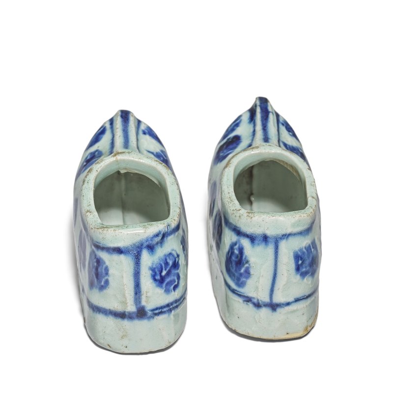 十七世紀 青花鞋一對 | A PAIR OF BLUE AND WHITE SHOES - 图2