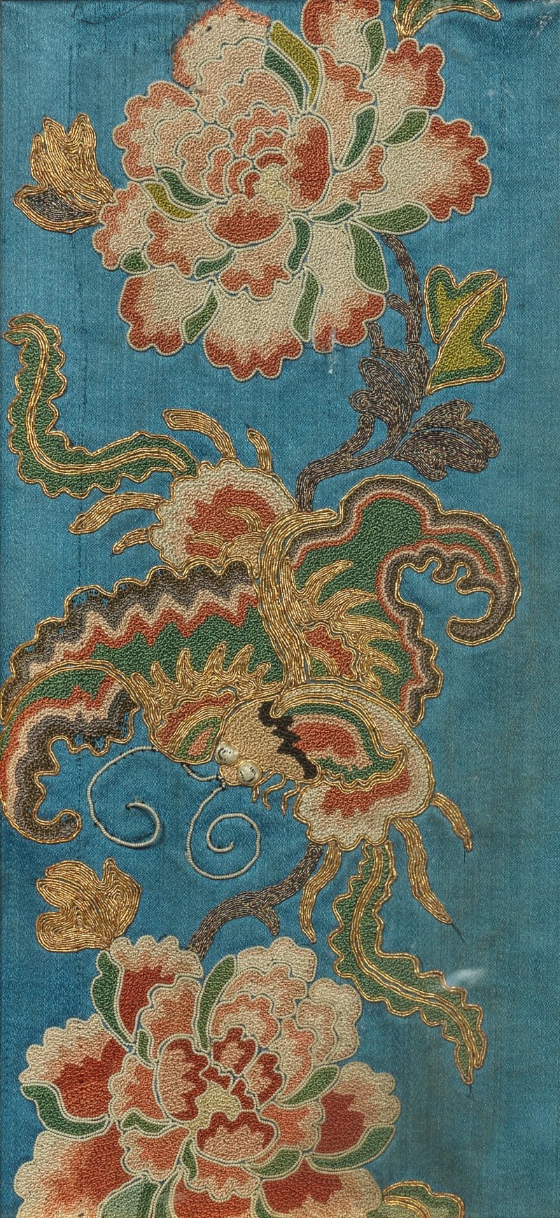 十九世紀 緞綉屏一組 | A GROUP OF EMBROIDERED PANELS AND SLEEVE BANDS - 图13