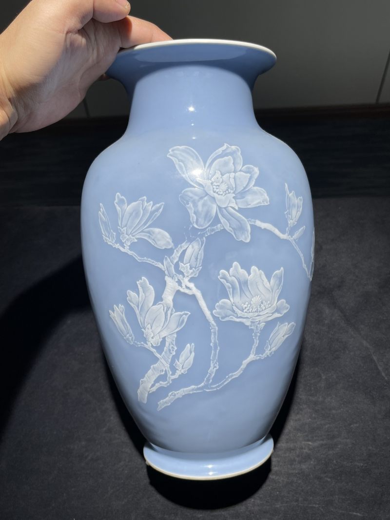 创汇期 单色釉堆白花卉纹瓶一组2件 - 图2