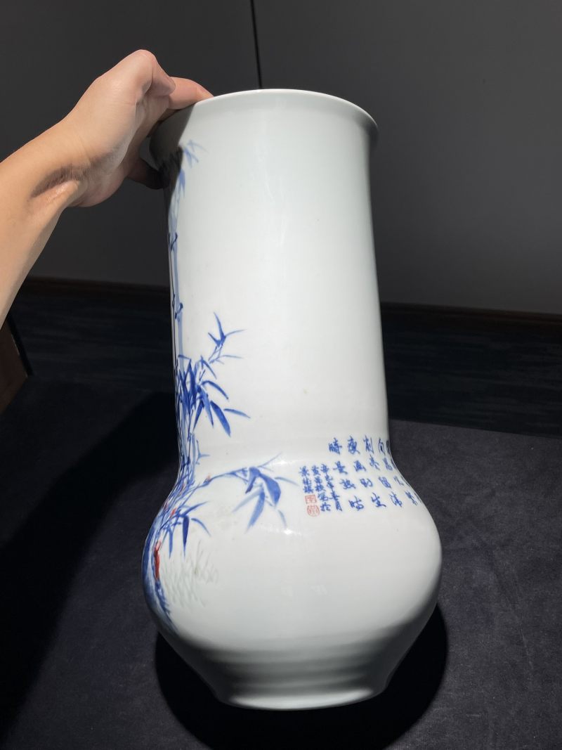 解放后 黄昌校青花釉里红竹报平安瓶 - 图3