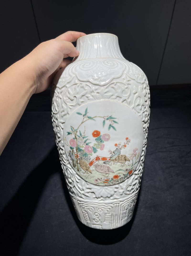 清晚期 白釉剔刻开窗粉彩安居乐业纹梅瓶 - 图2