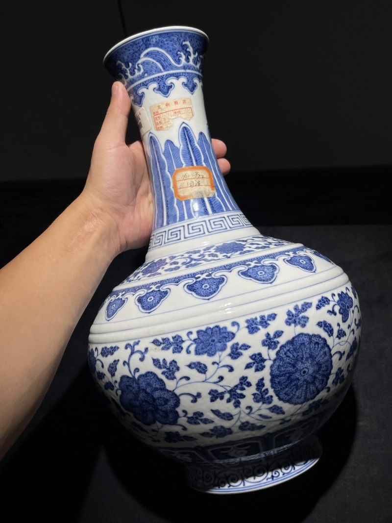 清同治 青花缠枝莲纹赏瓶 - 图4