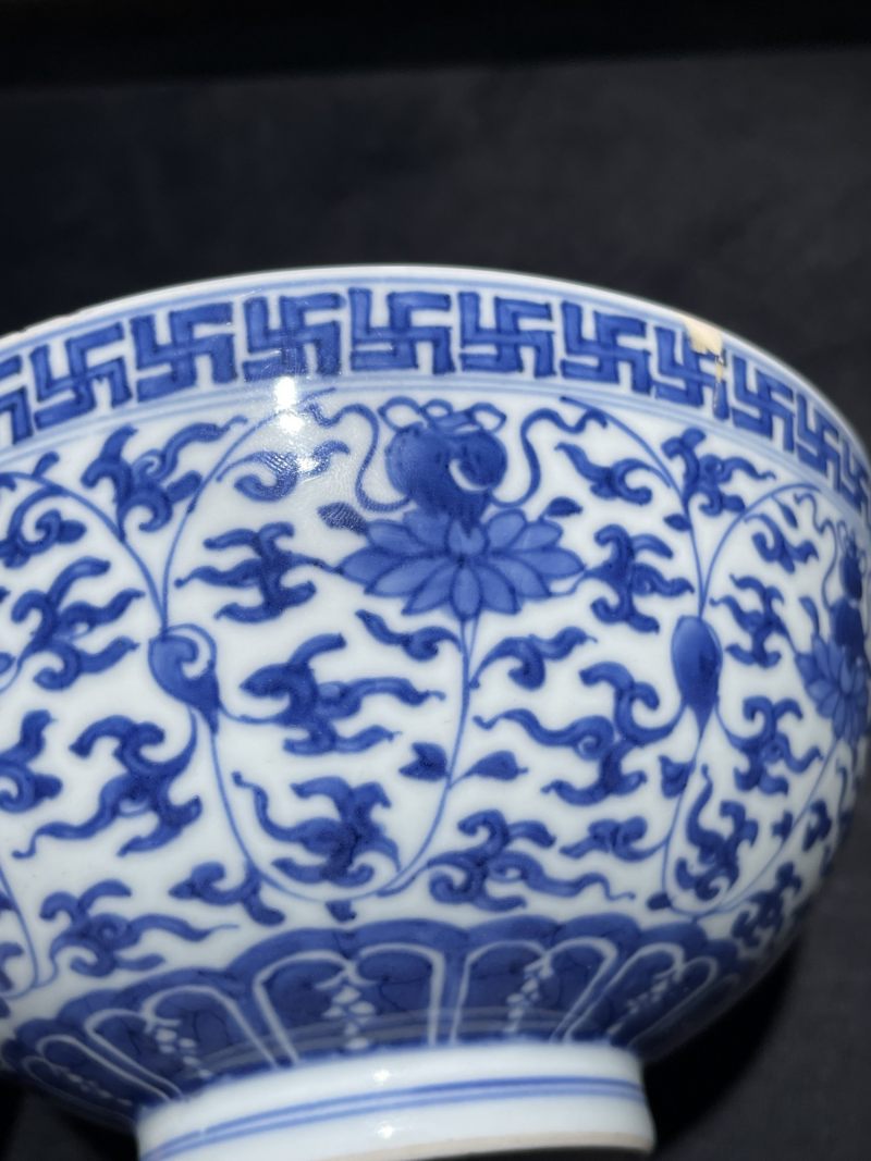清雍正 青花莲托八宝纹大碗 - 图5