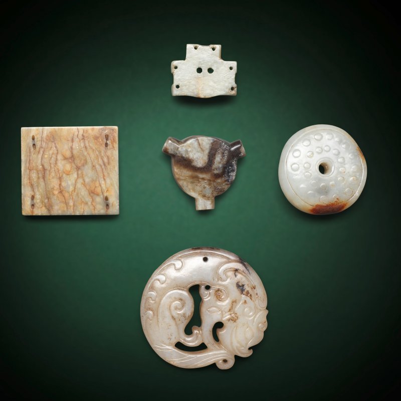 或唐及更晚 玉劍飾兩件、仿古紋玉璧、螭龍紋珮及佛獅紋牌 | TWO FITTINGS, AN ARCHAISTIC BI, A 'CHILONG' PENDANT AND A 'LION' PLAQUE - 图2