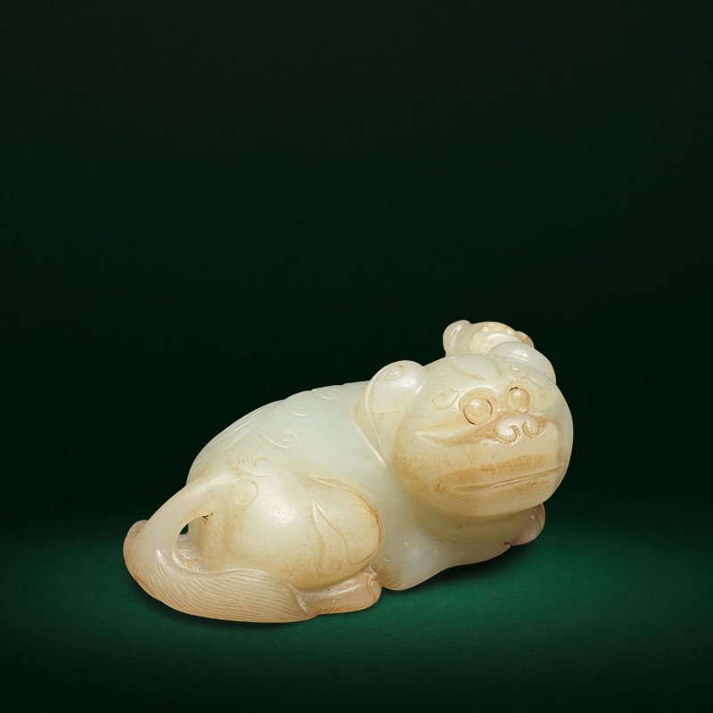 明 青玉帶皮太師少師擺件 | A PALE GREEN AND RUSSET JADE CARVING OF LION AND CUB - 图3