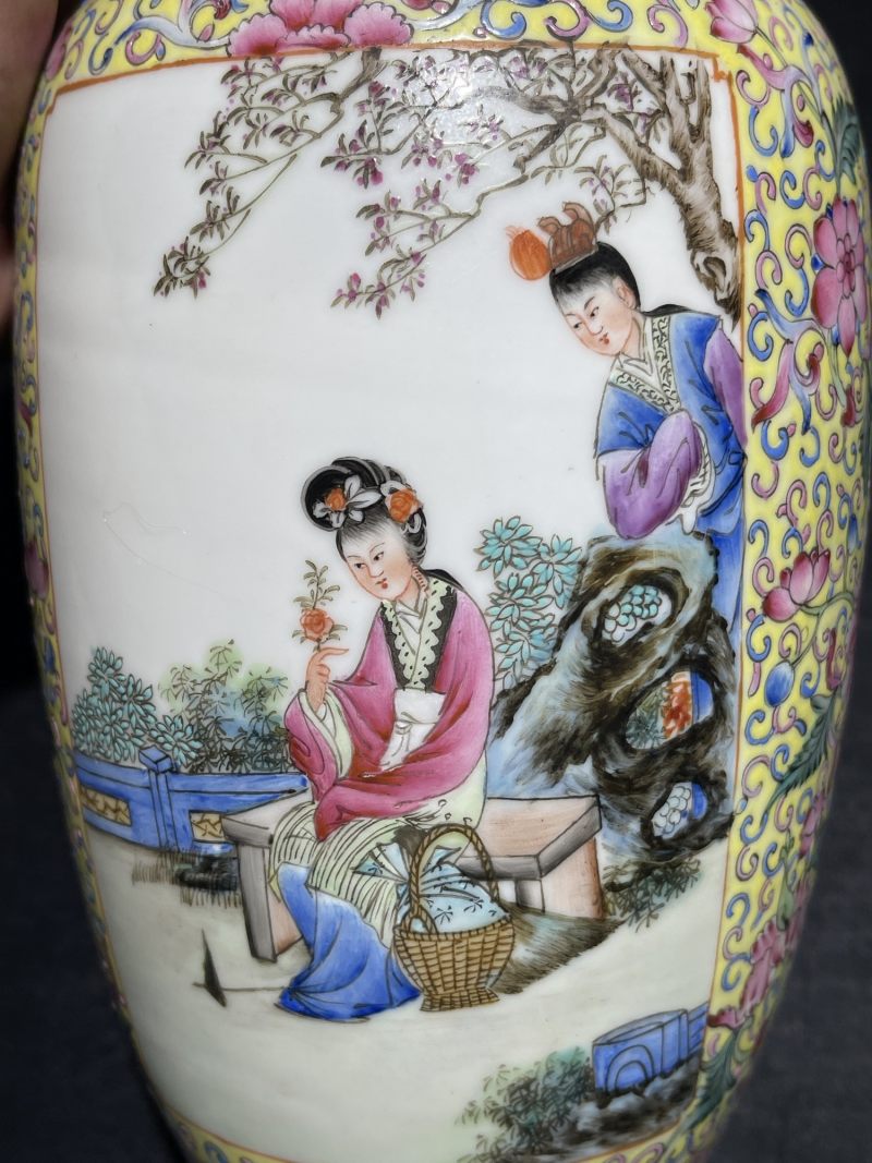 50年代 粉彩开窗侍女人物纹瓶一对 - 图5