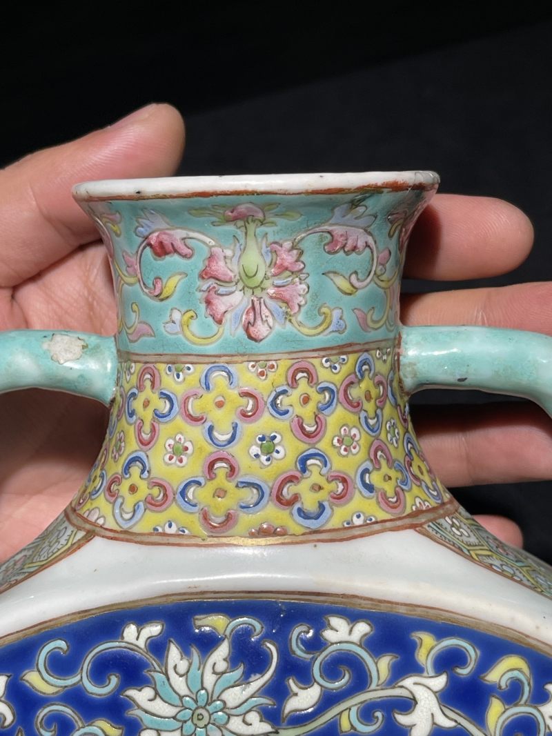 清光绪 粉彩花卉开窗人物纹抱月瓶 - 图8